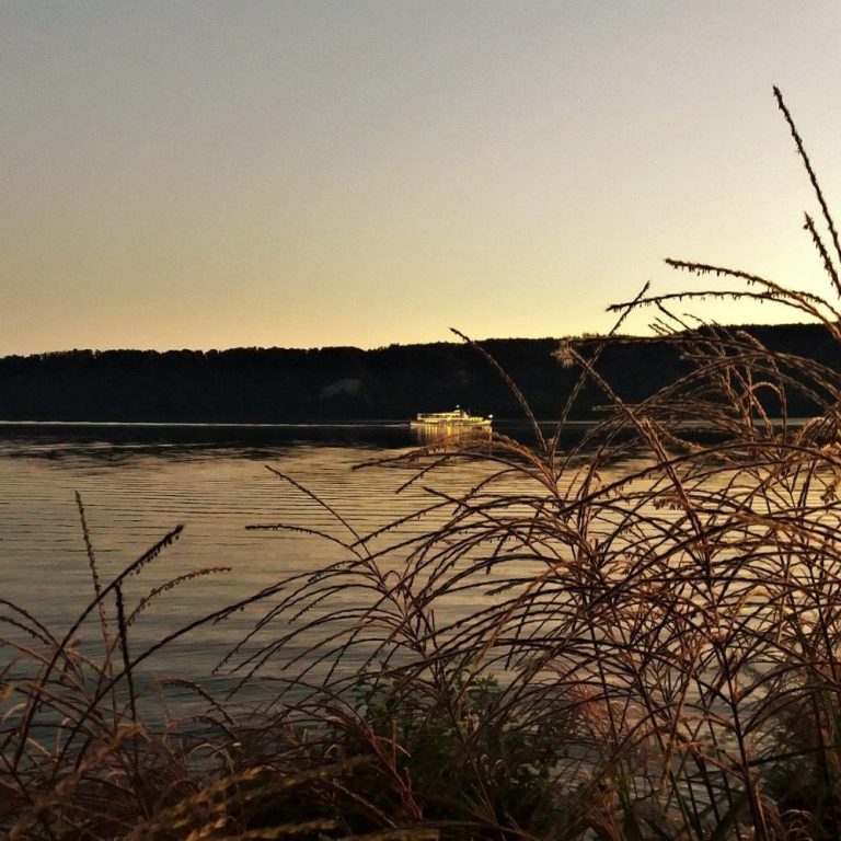 Ein Schiff auf dem Bodensee im Abendrot
