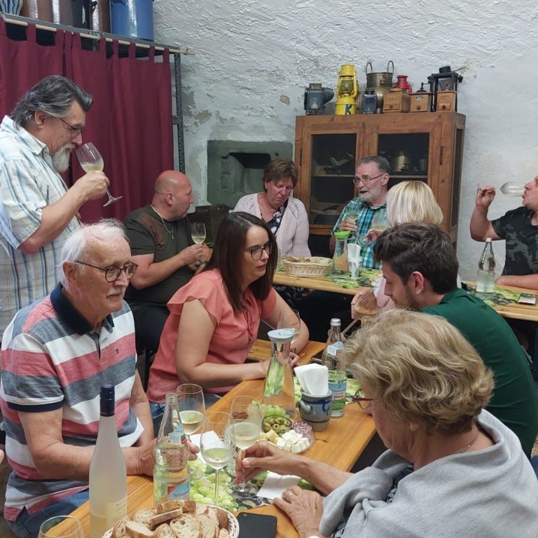 Menschen bei einer Weinprobe im Torkelkeller in Sipplingen