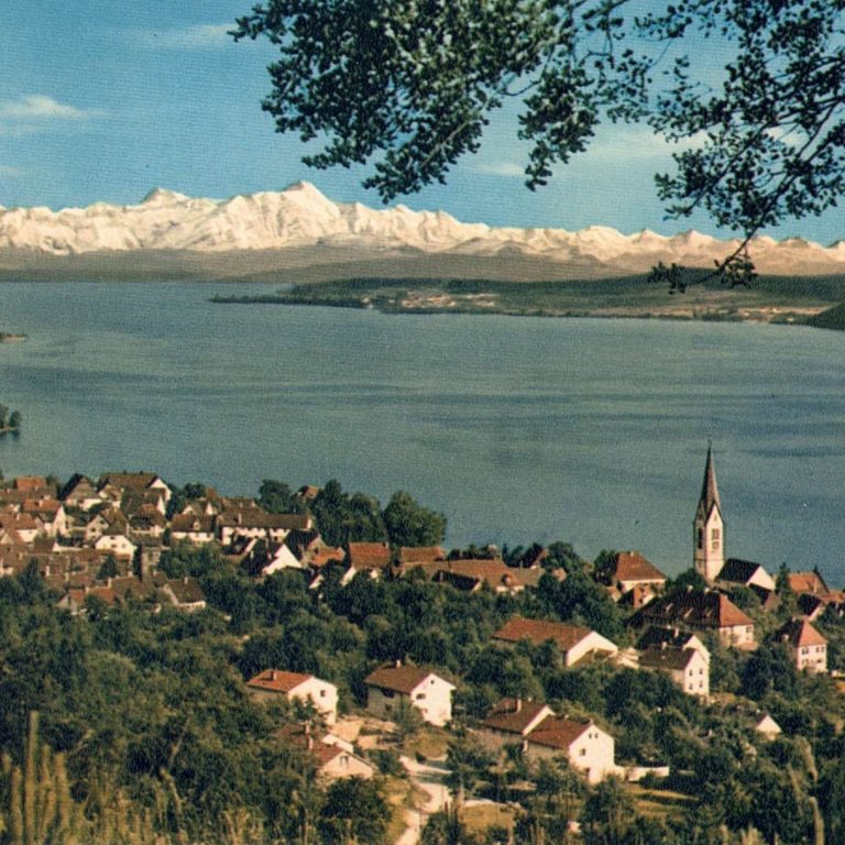 Eine historische Postkarte. Abgebildet ist Sipplingen, im Hintergrund der Bodensee und die Alpen.