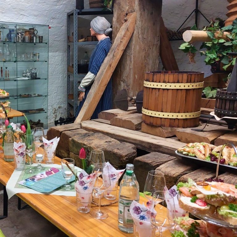 Helferfest in dem historischen Torkelkeller in Sipplingen. Biertisch, Getränek und Häppchen sind zu sehen.
