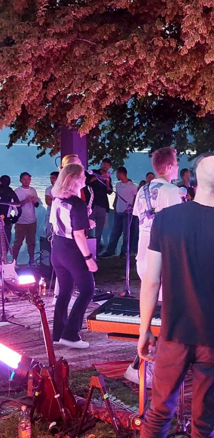 Veranstaltungsfoto, Abgebildet ist ein Ausschnitt auf dem die Künstler und das Publikum zu sehen sind